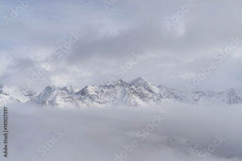 Wallpaper Mural Mit Schnee bedeckte Alpengipfel in weißen Wolken Torontodigital.ca