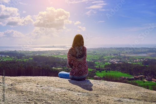 фотографія Mujer joven contemplando el paisaje desde el mirador de pedra da ra