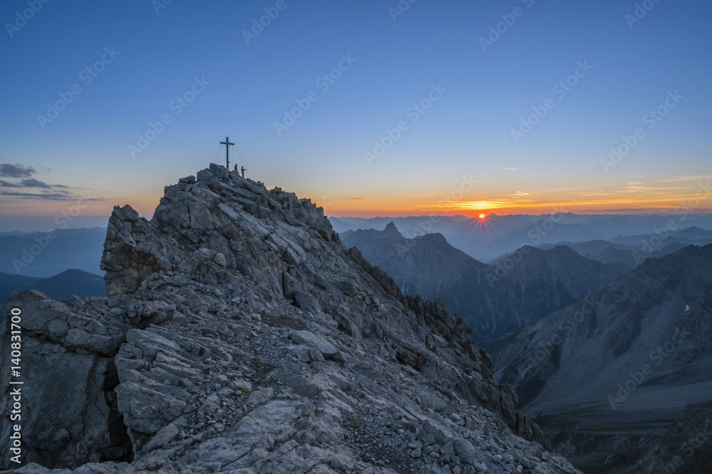 Fototapeta premium Sonnenaufgang am Gipfel