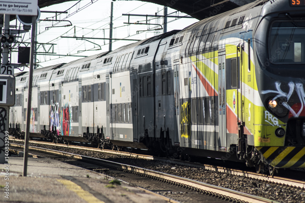 binari della ferrovia con treno di passaggio binari della ferrovia con treno di passaggio