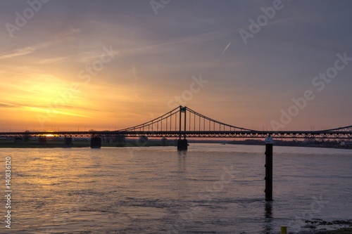 Sonnenaufgang an der Uerdinger Rheinbrücke © honorick