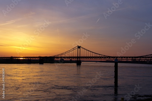 Sonnenaufgang an der Uerdinger Rheinbrücke