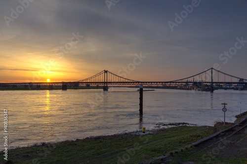 Sonnenaufgang an der Uerdinger Rheinbrücke