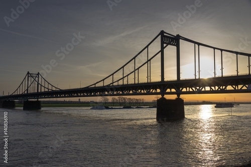 Fototapeta Naklejka Na Ścianę i Meble -  Sonnenaufgang an der Uerdinger Rheinbrücke