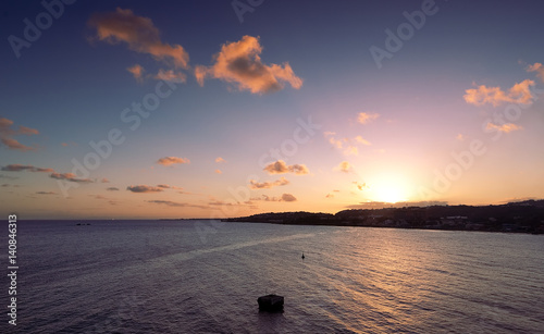 Obraz na płótnie Repubblica di Trinidad e Tobago - Tramonto su Tobago - Scarborough città, vicino al porto - Mar dei Caraibi w salonie