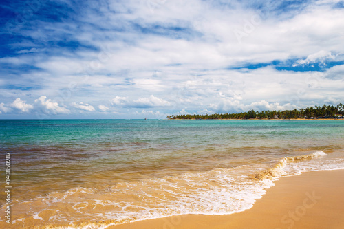 Fototapeta Naklejka Na Ścianę i Meble -  Amazing Caribbean tropical beach with bright blue sky