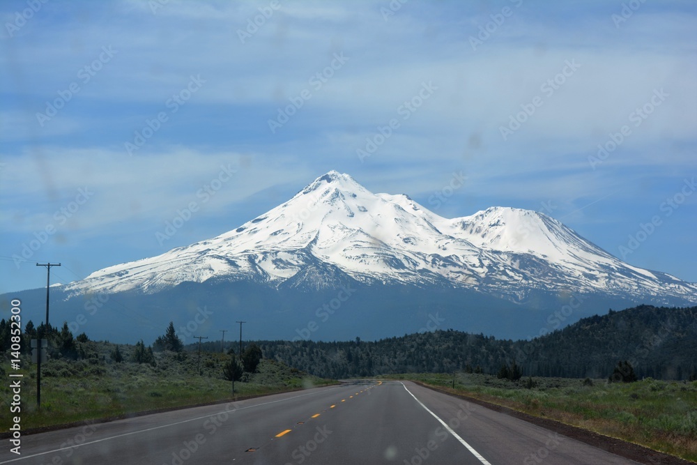 Fototapeta premium Snow capped picturesque