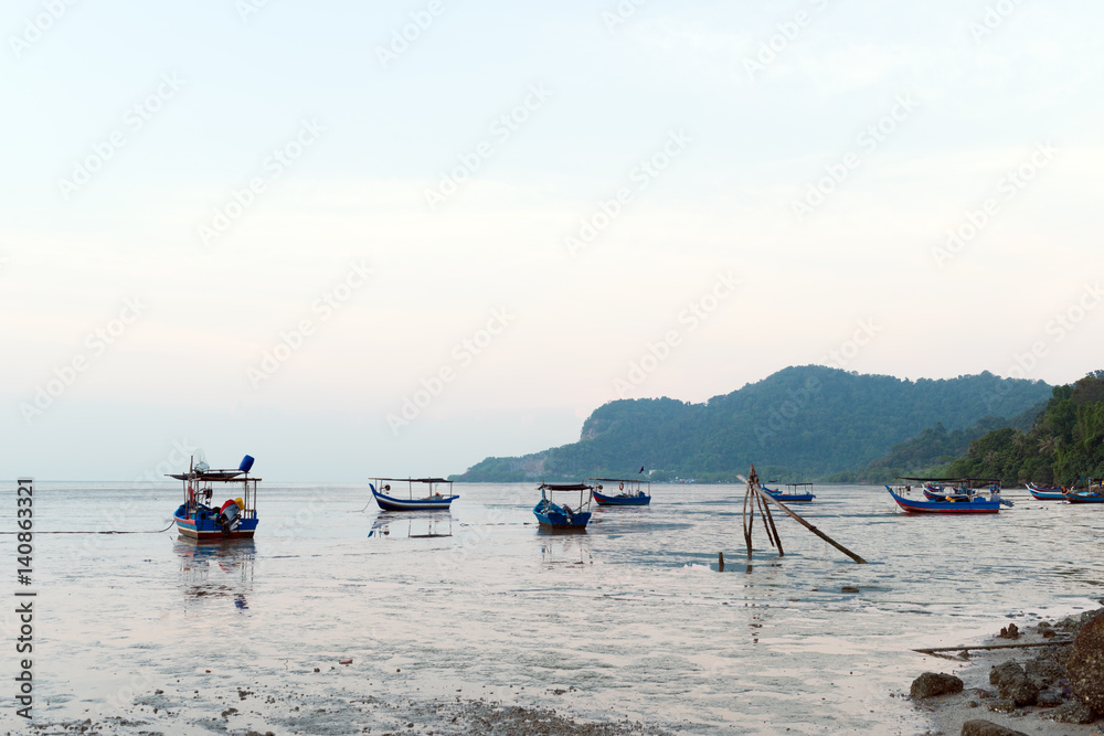 Obraz premium Fishing boats on dock
