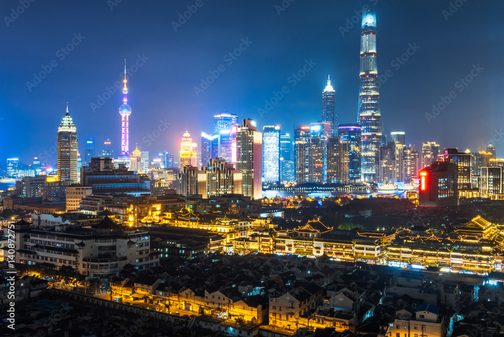 Obraz premium illuminated cityscape at night in financial district of China.