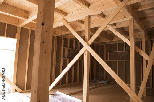 建築中の木造一戸建て住宅
