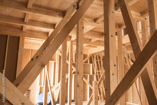 建築中の木造一戸建て住宅
