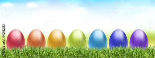 Bunte Ostereier in der Wiese