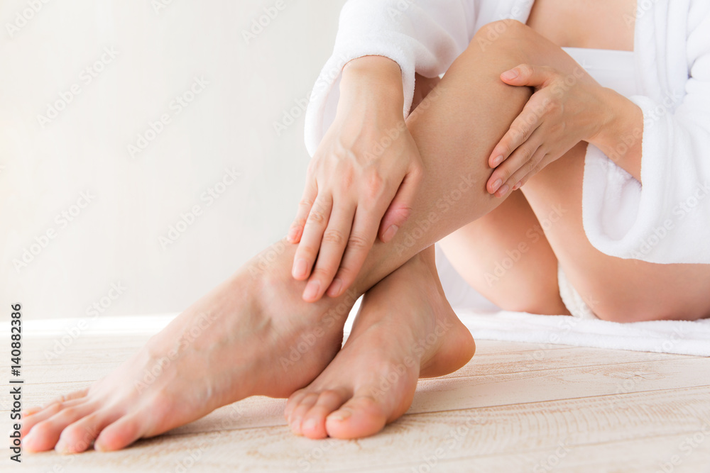 脚をケアする女性
