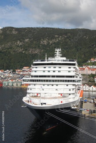 ville portuaire de Bergen en Norvège © Lotharingia