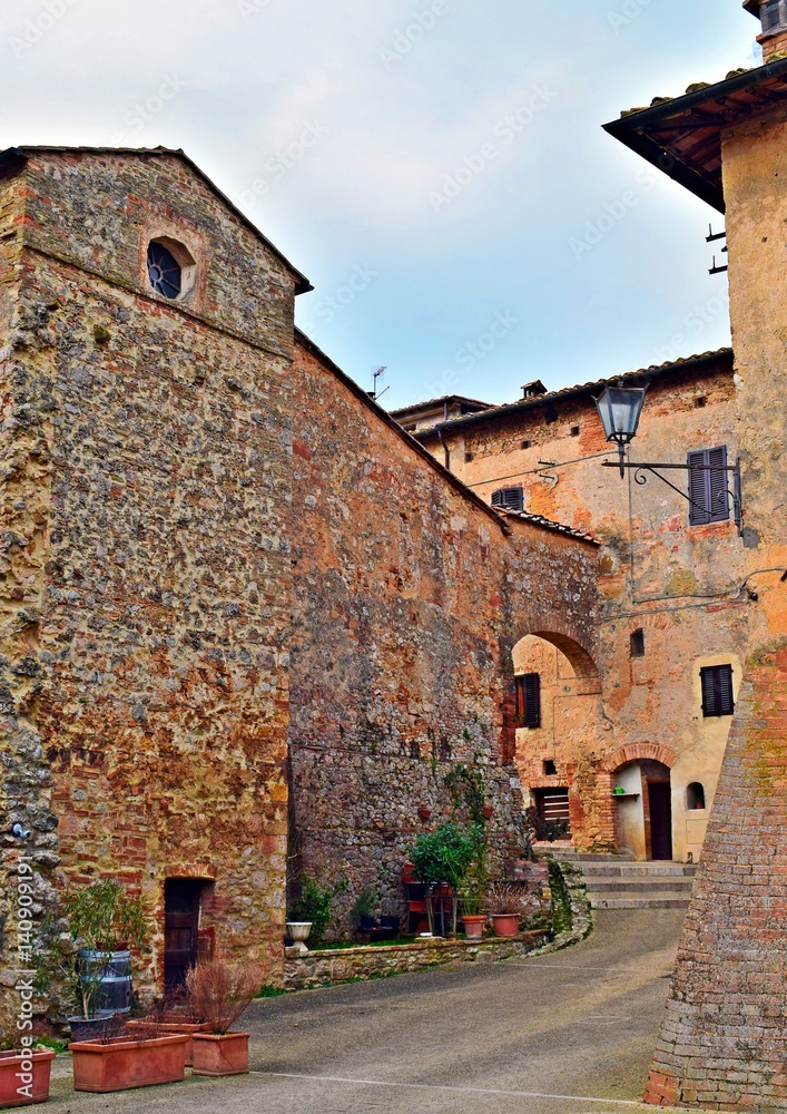 vicolo nel vecchio borgo toscano di Abbadia a Isola nel comune di Monteriggioni Siena Italia