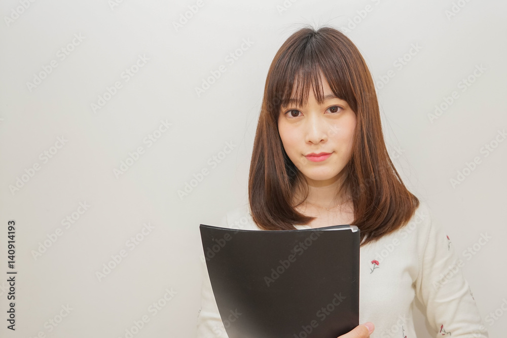 オフィスで資料を読む若い女性