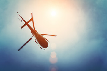 Handdoek met foto Helikopter Helikopter in zonnige blauwe hemel  © Bokehstore