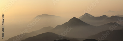 Sonnenaufgang in den Bergen photo