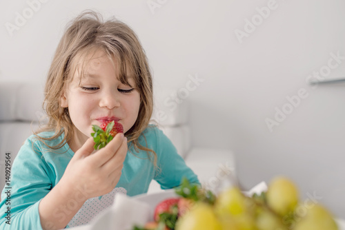 Fototapete jolie jeune  fille mangeant des fraises
