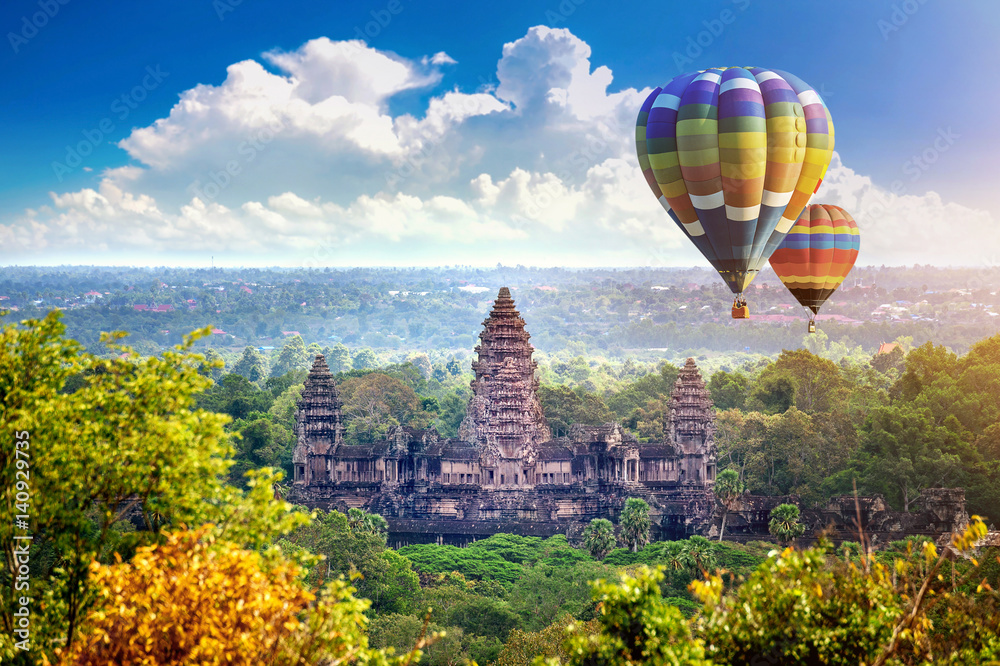 Naklejka premium Świątynia Angkor Wat z balonem, Siem Reap w Kambodży.