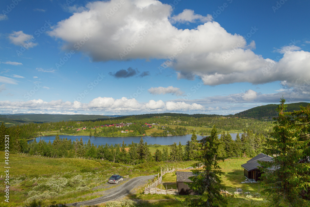 Obraz premium Blick über einen See in den Bergen, Norwegen