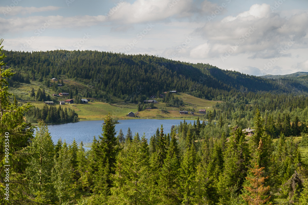 Blick über einen See in einem Ferienhausgebiet, Norwegen