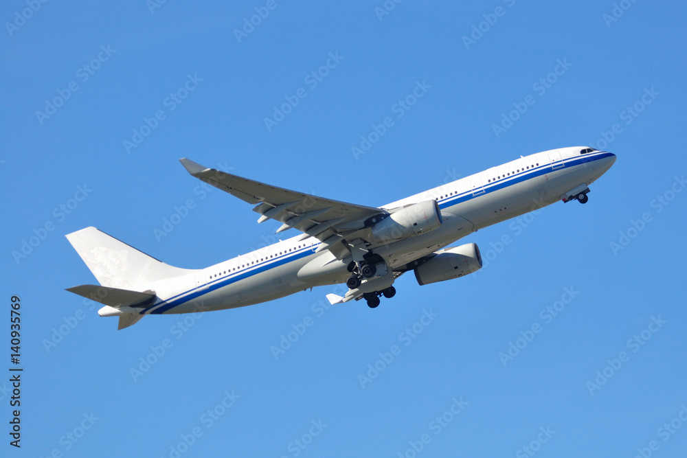 Naklejka premium Avión comercial Airbus A330 ascendiendo