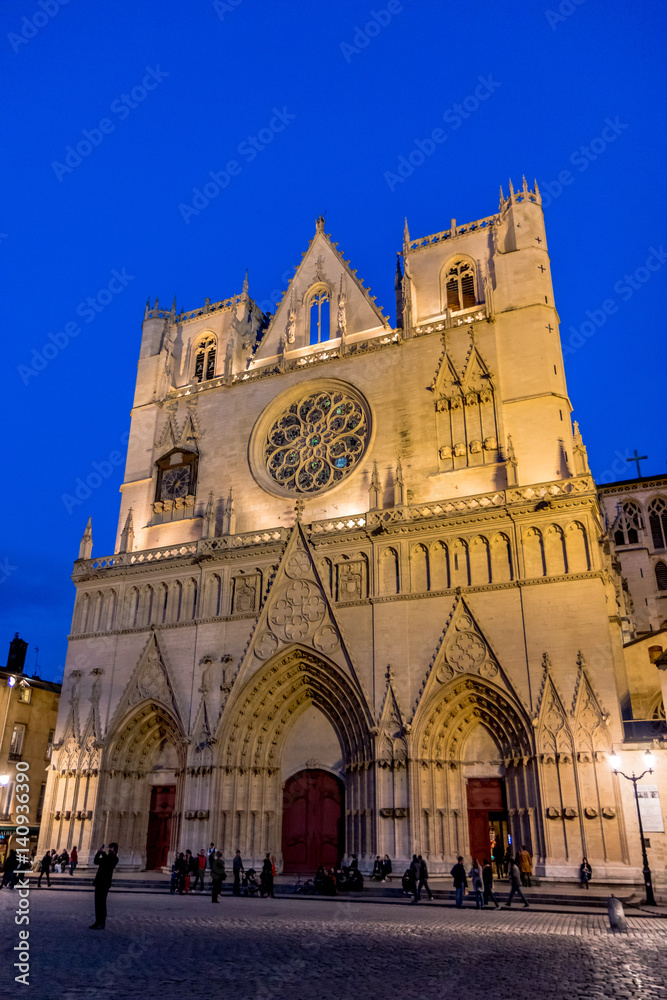 Cathédrale Saint-Jean-Baptiste de nuit à Lyon 