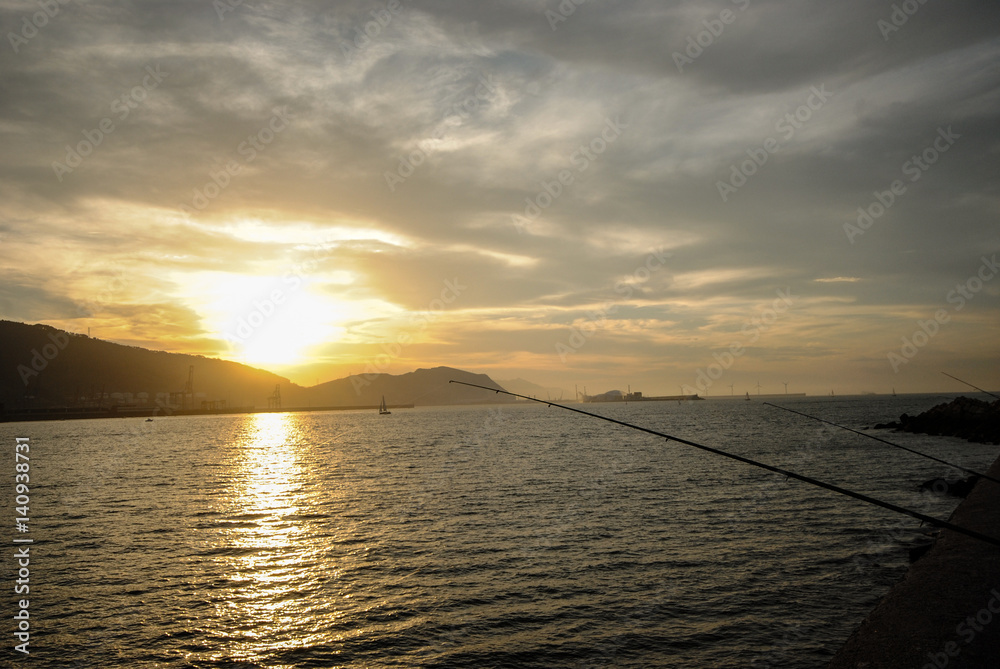 Atardecer entre montañas y mar Atardecer entre montañas y mar