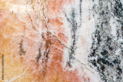 Canvas Print Risse und dunkle Einschlüsse im rosafarbenen Marmorgestein