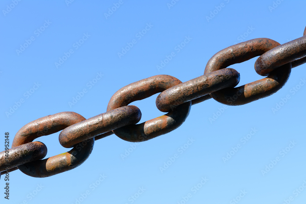 Kette Nahaufnahme auf blauem Hintergrund