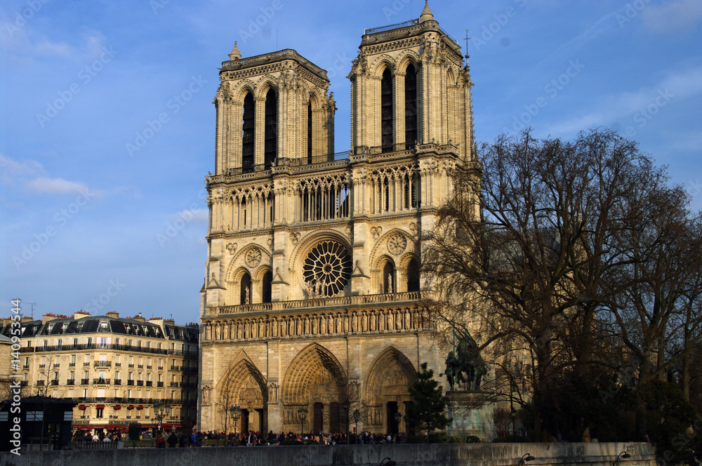 Cathédrale Notre-Dame de Paris dans le soleil couchant