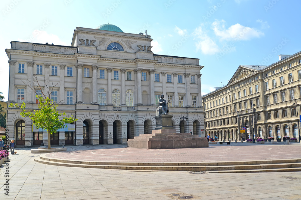 Obraz premium WARSAW, POLAND. Building of the Polish academy of Sciences and monument to Nicolaus Copernicus
