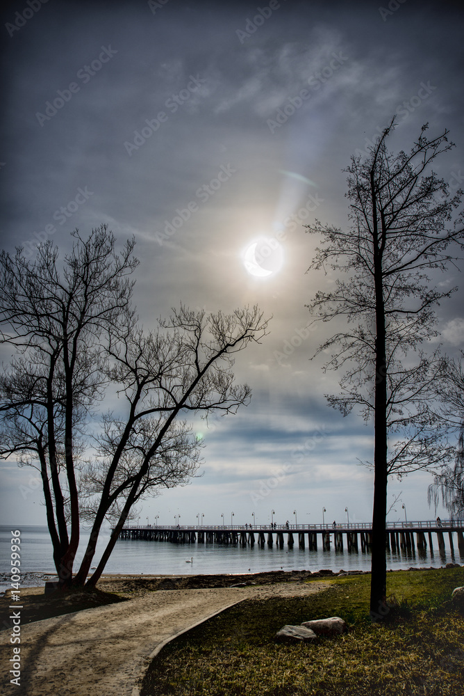 Fototapeta premium Molo w Gdyni w czasie zaćmienia słońca
