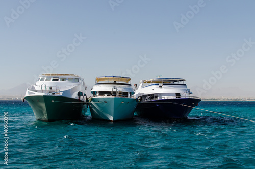 Foto Three yachts on a roadstead in the open sea. Hurghada, Egypt