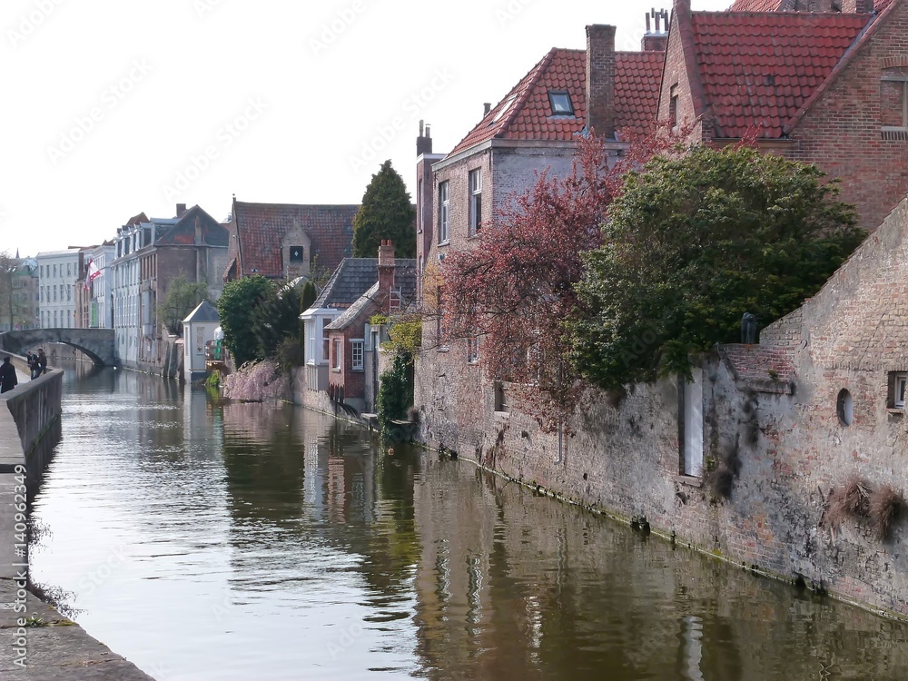 Canal à Bruges au soleil couchant (Belgique)