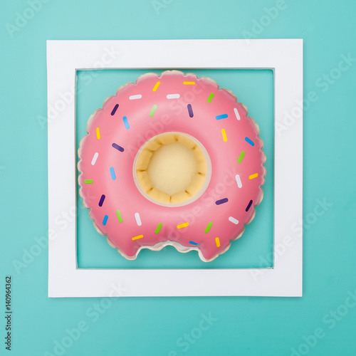 Fotografia White frame with toy doughnuts