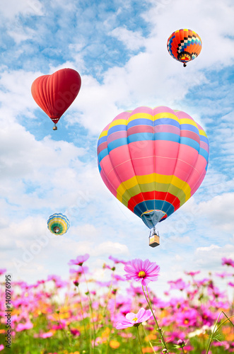Photo Colorful balloon over bright sky.