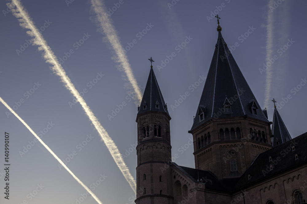 Drei Kondensstreifen am Himmel über dem Mainzer Dom