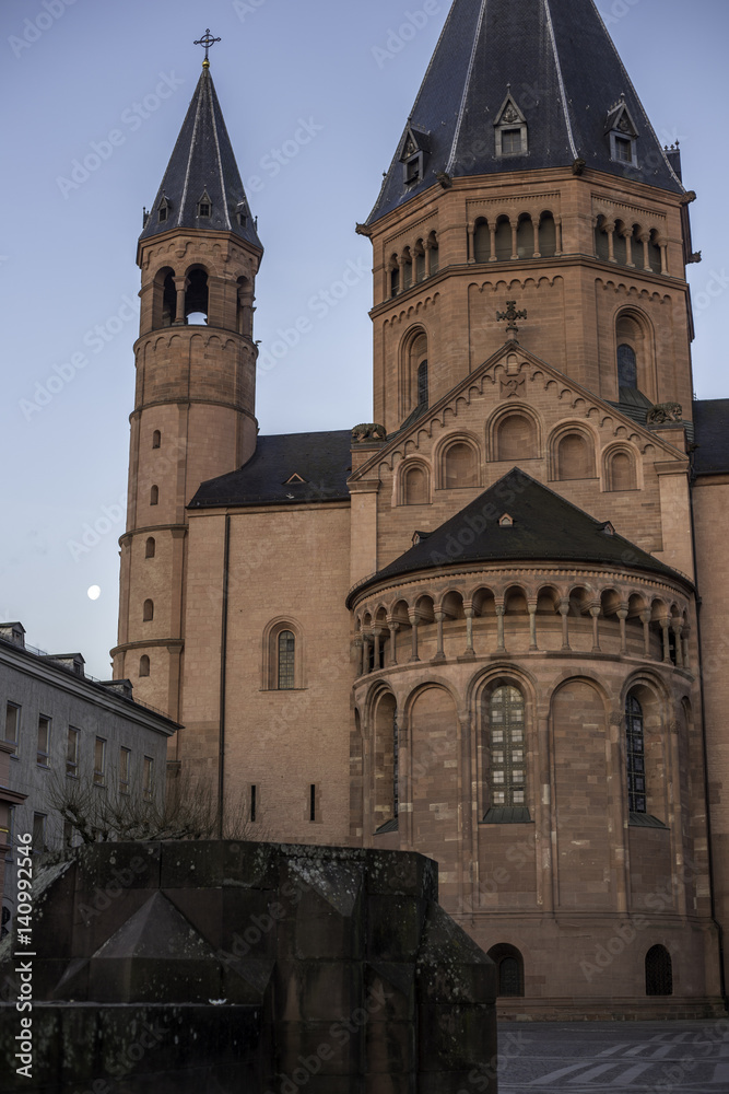 Fototapeta premium Der Liebfrauenplatz am Dom in Mainz an einem Frühlingsmorgen