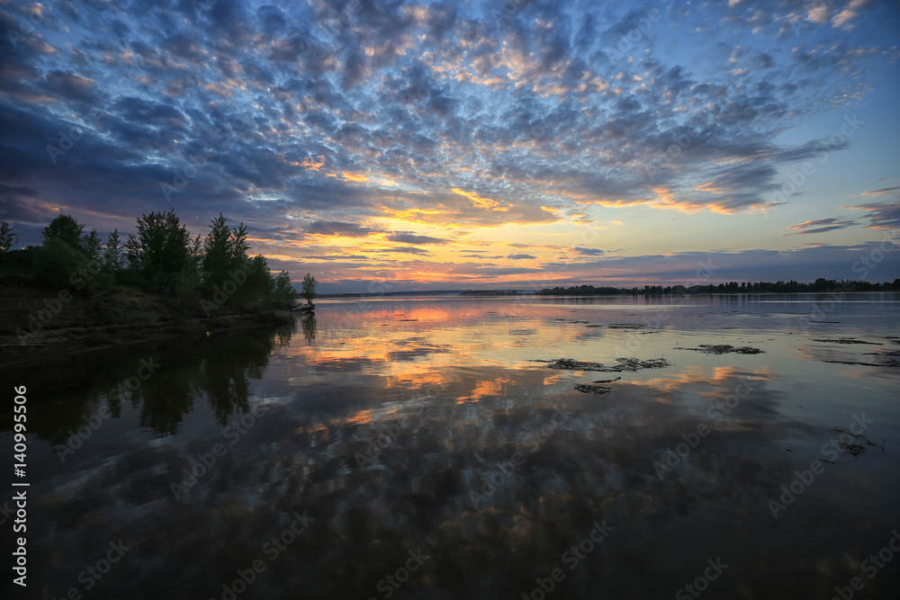 Obraz premium sunset over the river