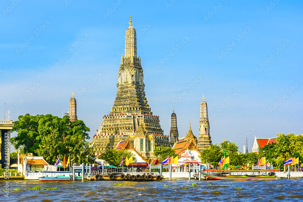 Fototapeta premium Wat Arun w Bangkoku lub Temple of the Down