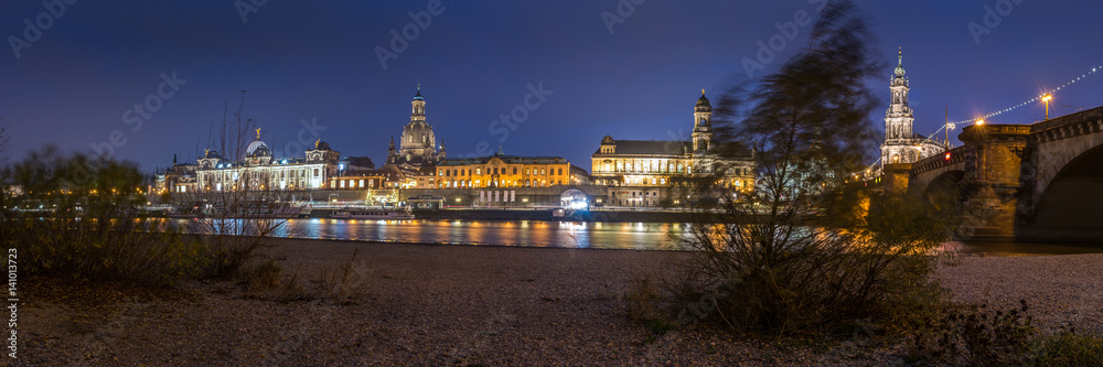 Panorama Dresden Altstadt in der Dämmerung, Sachsen in Deutschland