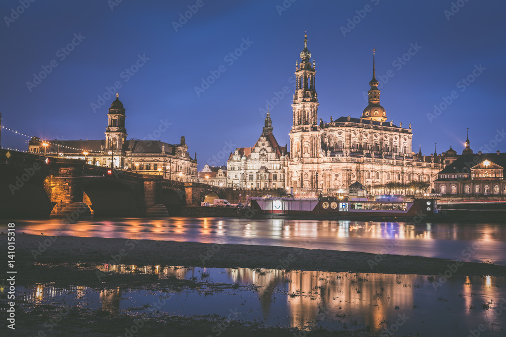 Augustusbrücke und Dresdner Hofkirche in Dresden am Abend, Sachsen in Deutschland