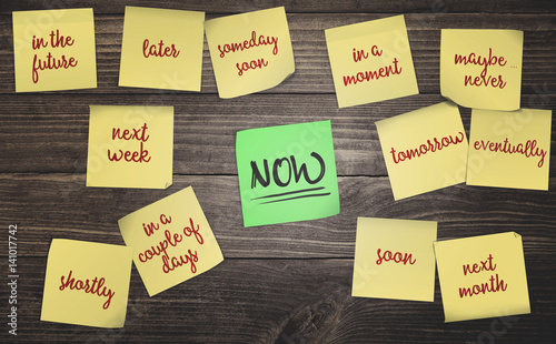 Fotografie sticky notes on rustic wood background concept for time management procrastinati