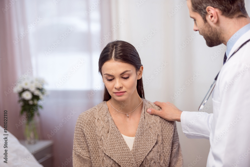 Fototapeta premium Doctor consulting patient