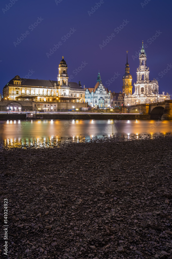 Obraz premium Hofkirche und Augustusbrücke in Dresden am Abend, Sachsen in Deutschland