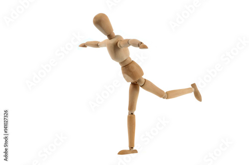 Mannequin en bois en équilibre sur un pied photo
