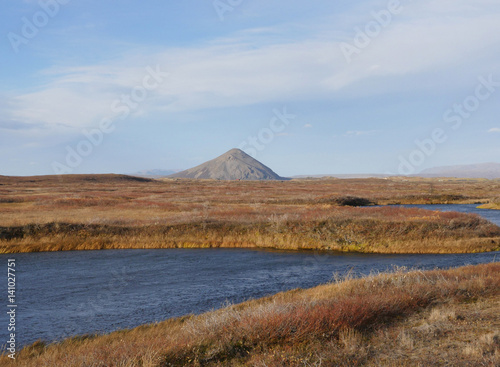 Palagonitkegel Vindbelgjarfjall; am See Mývatn in Island im Herbst