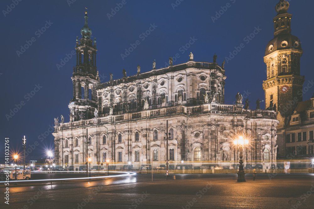 Hofkirche in Dresden am Abend, Sachsen in Deutschland